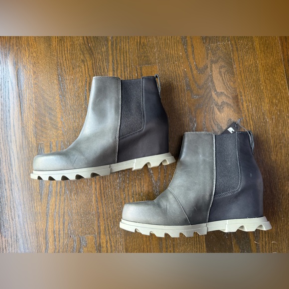 NWT Sorel Women's Joan of Arctic Wedge III Chelsea Bootie Dark Moss Sage Size 11 - Picture 4 of 9